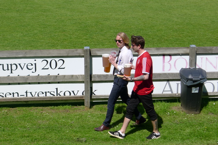 Fans-with-beer.JPG