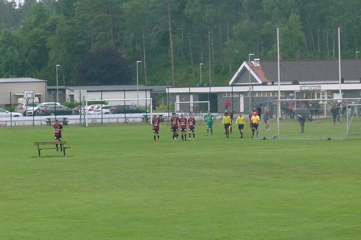 Players-and-officials-on-their-way.JPG