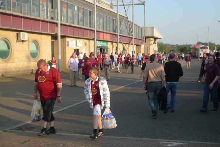 fans outside the ground2