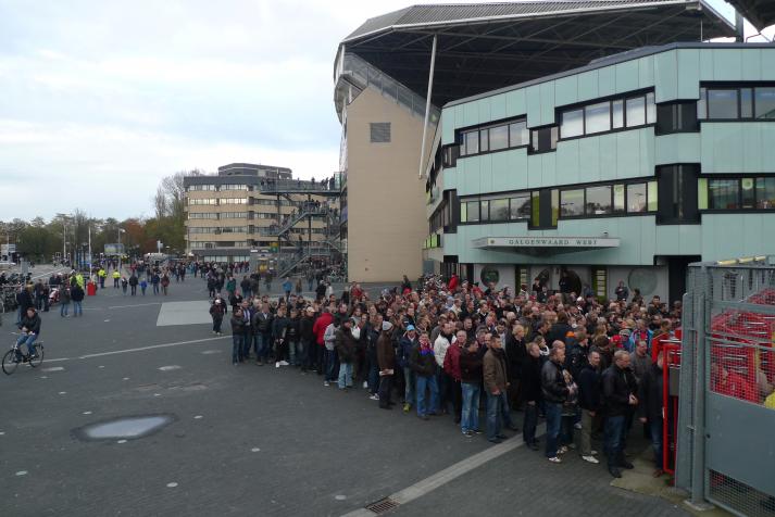fans queuing