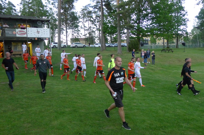Players-and-officials-entering.JPG