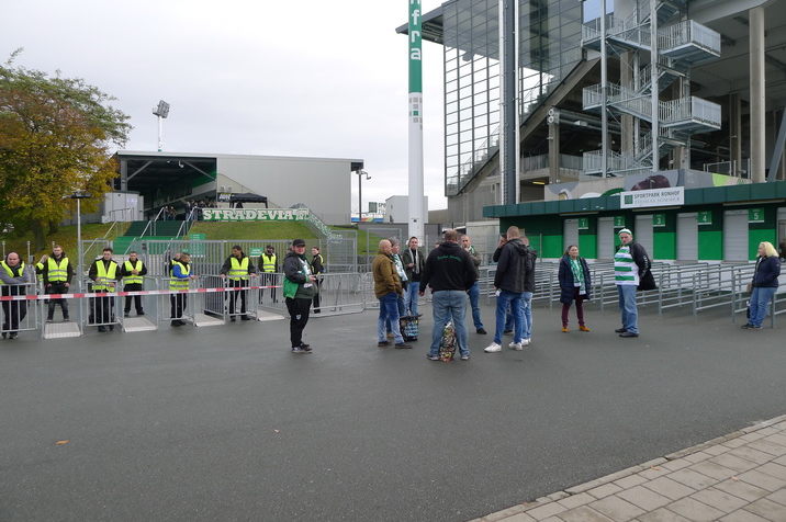 Fans-eager-to-enter.JPG