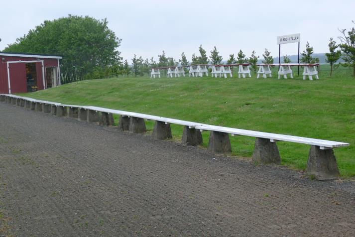 benches (west)