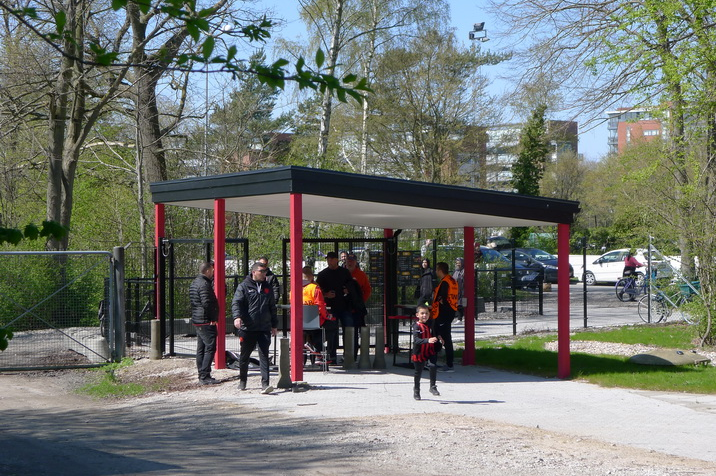 Fans-entering.JPG
