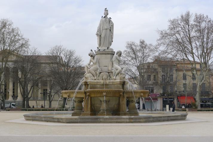 statue