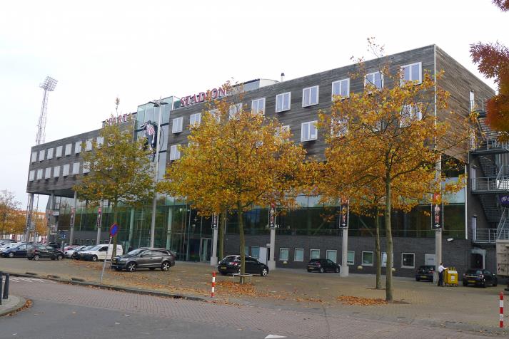 tonny van ede tribune, rear